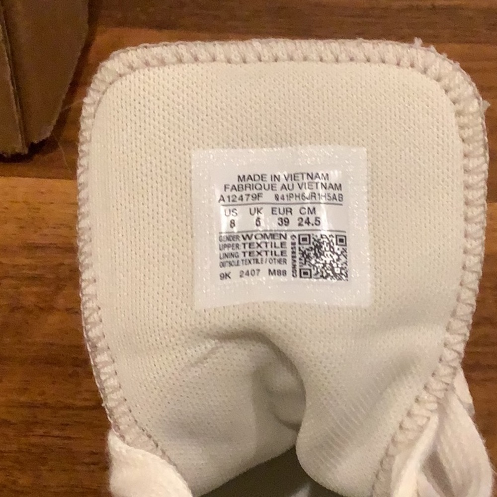 Chuck Taylor converse all star hi top..never worn. Size 8 - Picture 9 of 10
